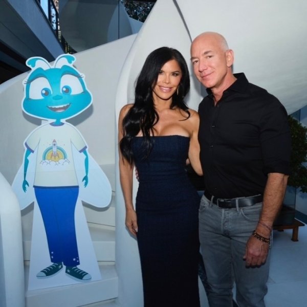 Jeff Bezos, người giàu thứ ba thế giới, và hôn thê Lauren Sanchez quyên góp hàng triệu cho các tổ ch