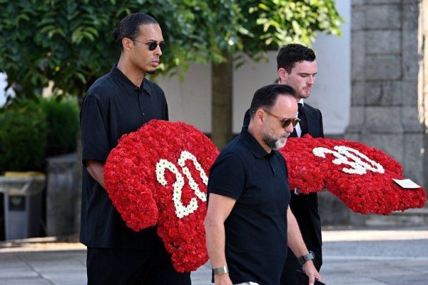 Liverpool đã tái hợp vào thứ b